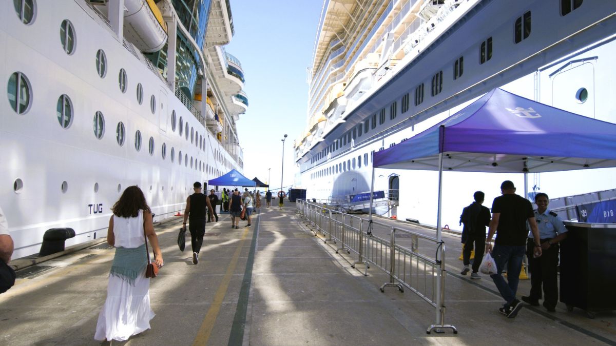 Navios lado a lado no porto de Kuşadasi, no litoral turco
