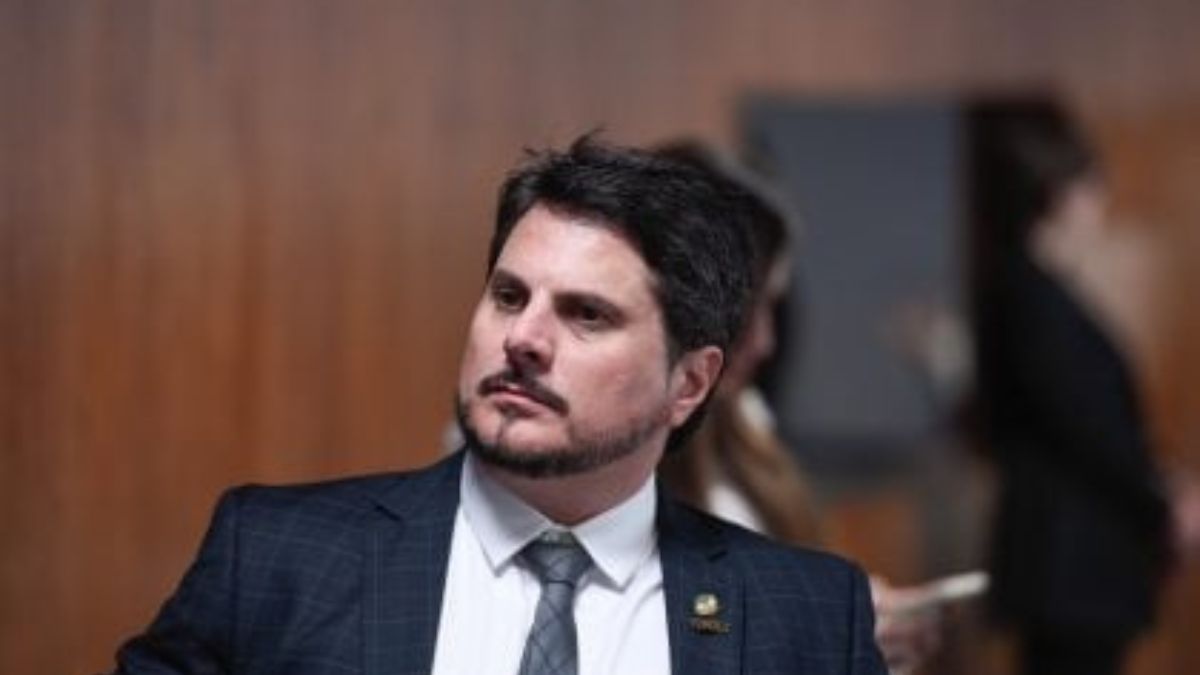 Senador confirmou ter embarcado rumo aos EUA