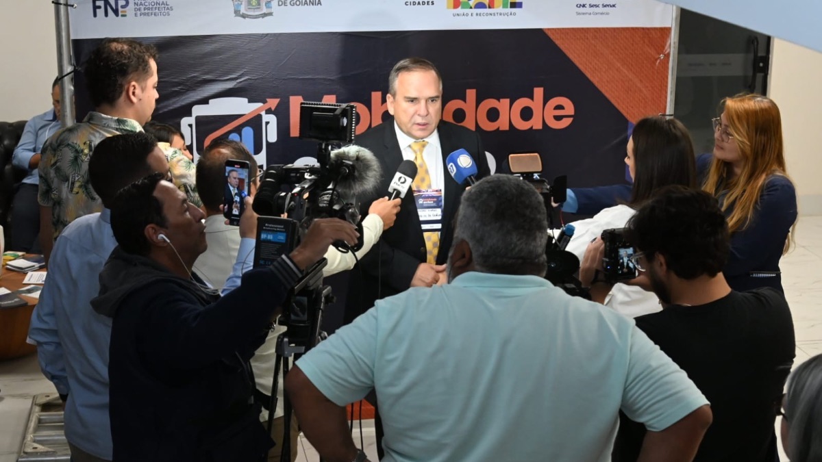 Prefeito de Goiânia durante coletiva de imprensa