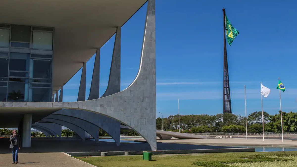 Diante desse cenário turbulento, é crucial resgatarmos a história