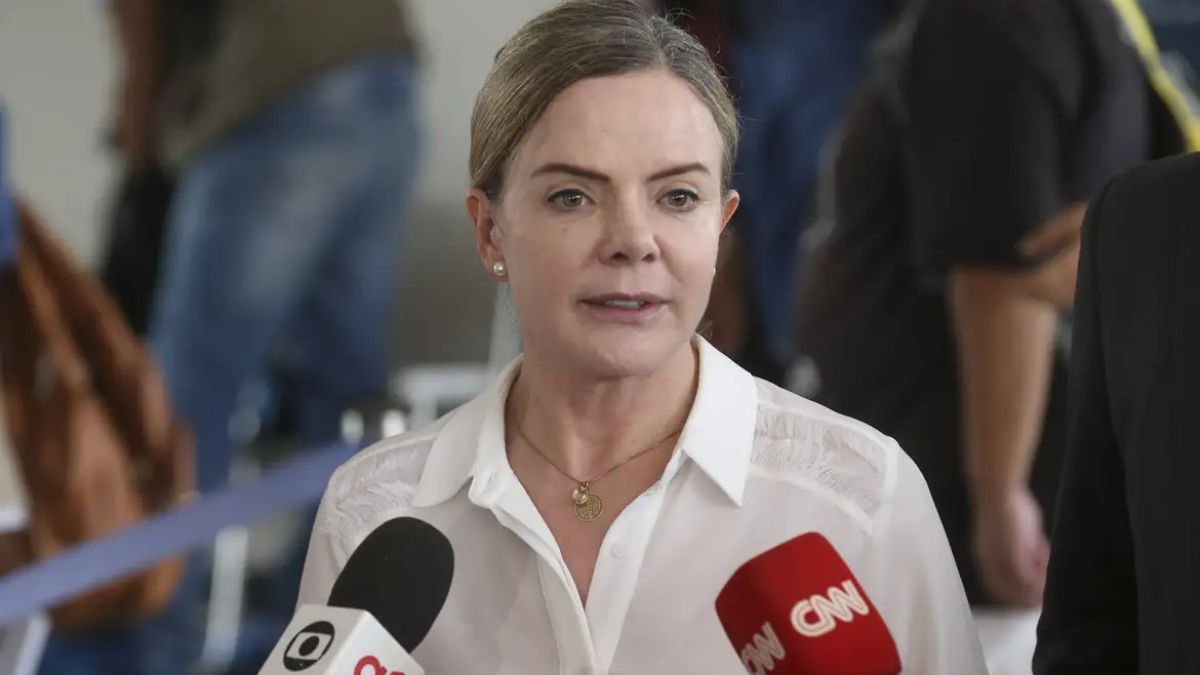 "Temos que trocar isso e ver a forma de fazer, ouvindo todos os setores", disse a titular