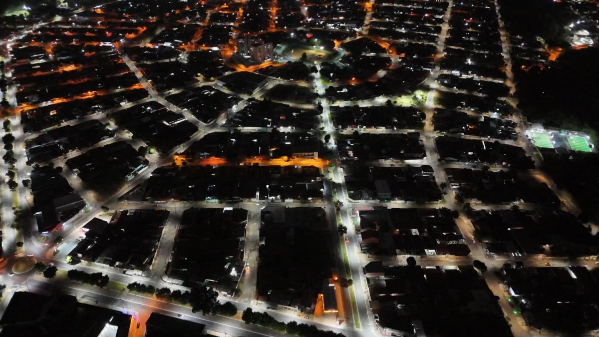 Imagem aérea mostra região com iluminação em LED