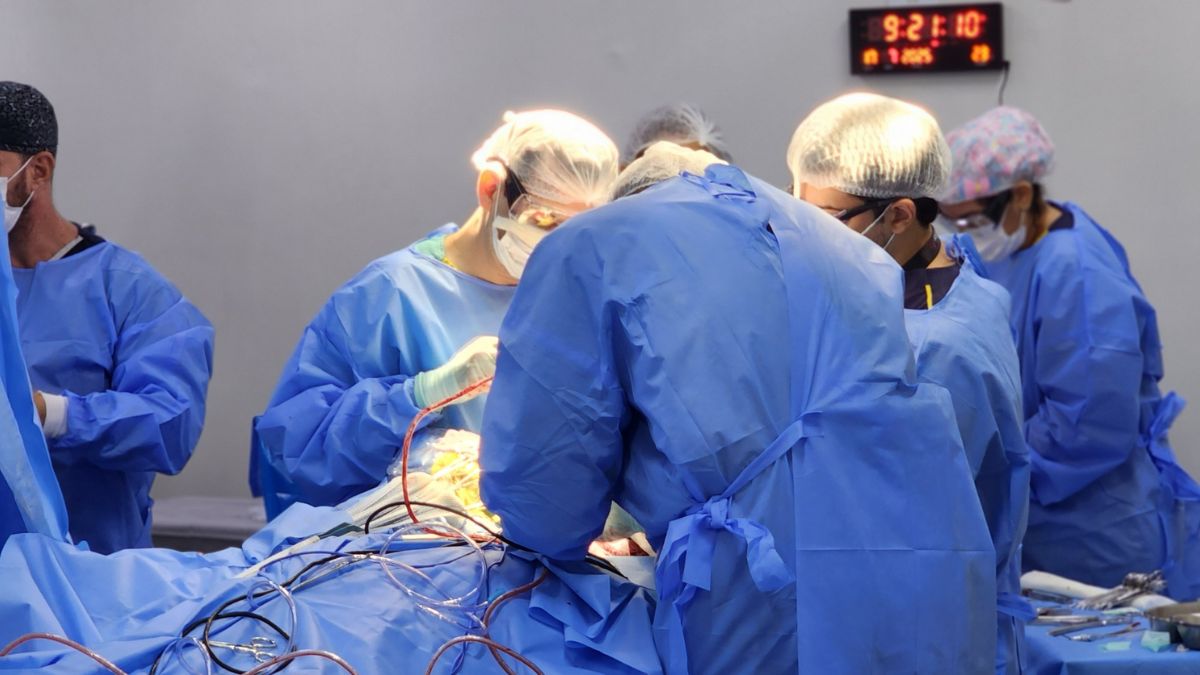 Cirurgia contou com suporte de um microscópio cirúrgico de última geração, recém-adquirido pelo hospital