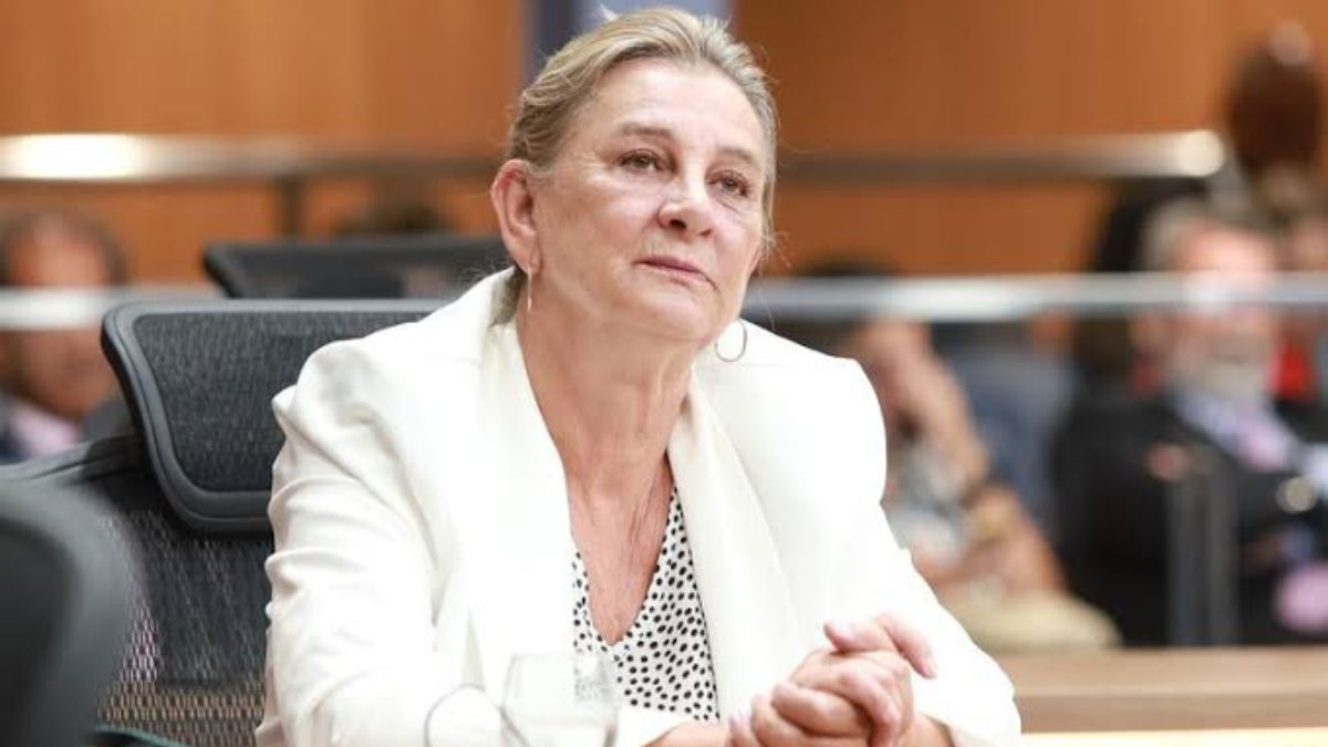 Deputada durante sessão ordinária na Alego