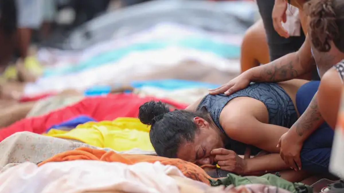 Mulher chora ao identificar corpo do filho