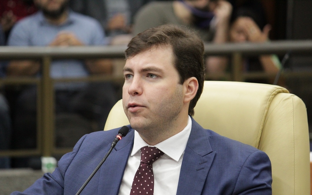 Mabel sanciona lei que fixa diretrizes para uso de inteligência artificial - Lucas Kitão é o autor da proposta