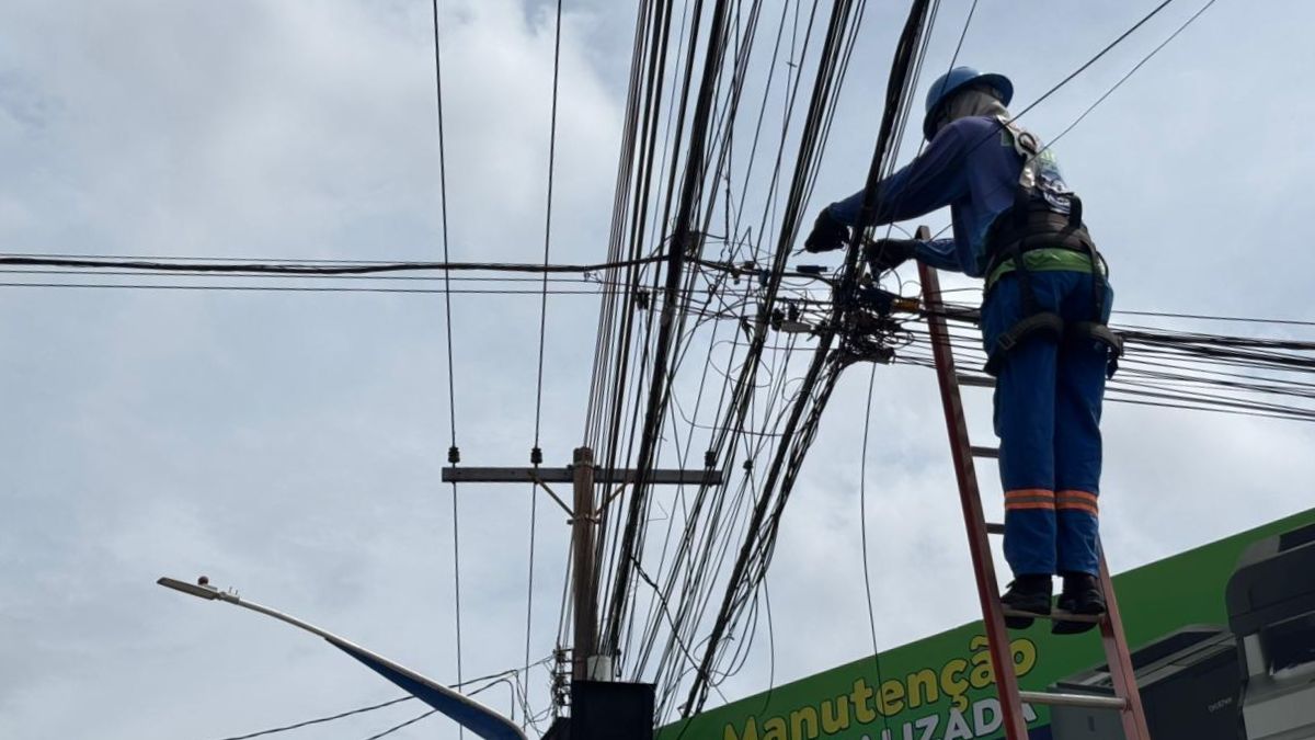 Prefeitura retira mais de 15 toneladas de fios soltos das ruas de Goiânia - Trabalhador retira fios inservíveis na região Noroeste de Goiânia