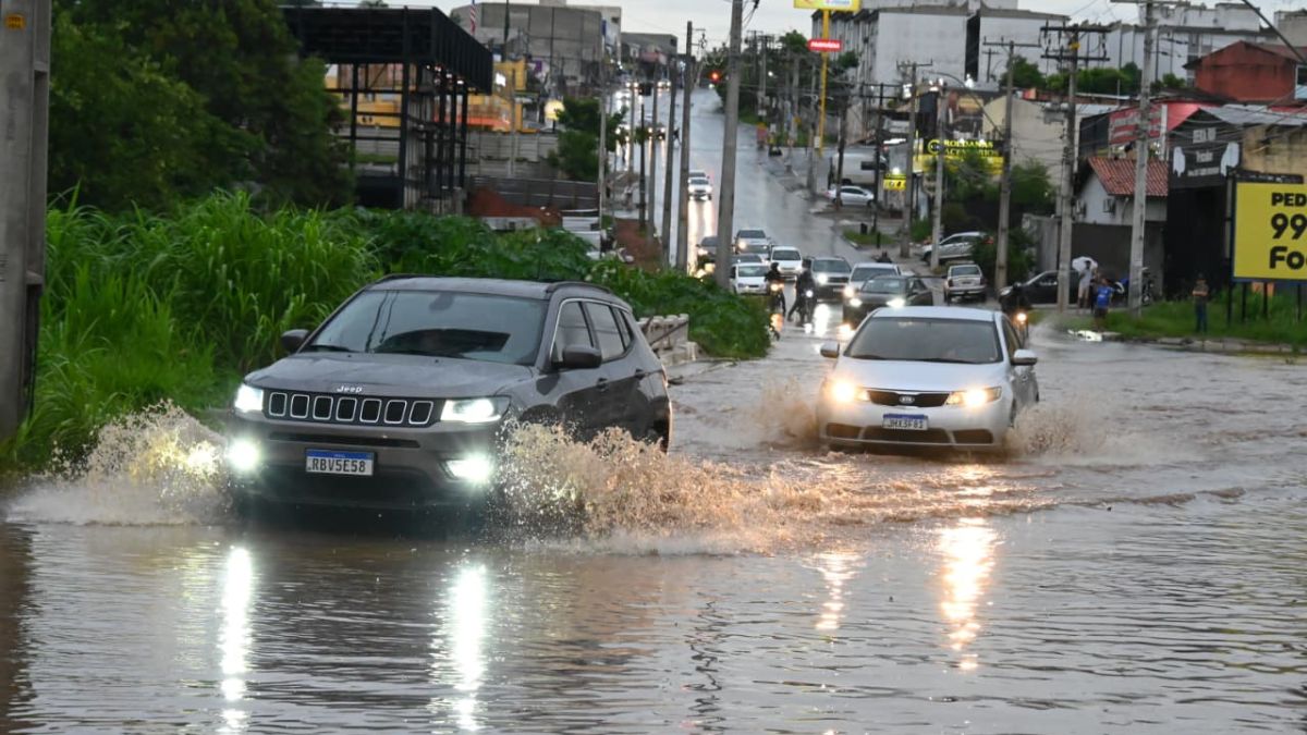 Defesa Civil Municipal alerta para risco de tempestades em Goiânia nesta semana - Imagem mostra carros trafegando após forte chuva na capital