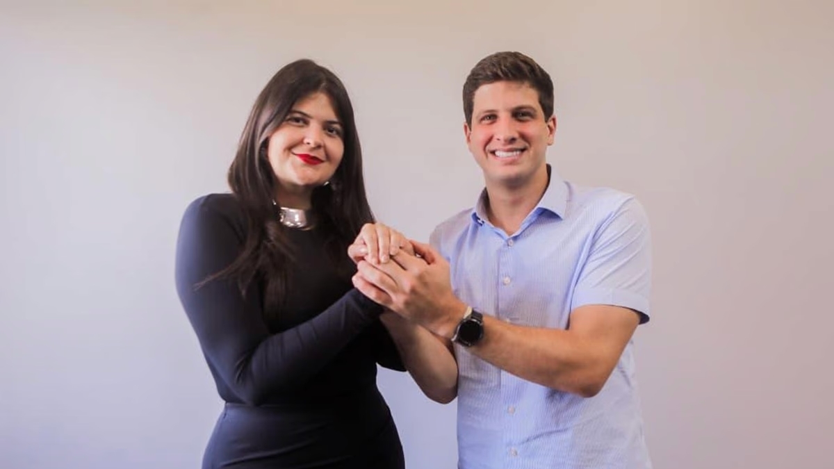 Aava Santiago deixa PSDB para assumir presidência do PSB em Goiás - Aava e João Campos durante a filiação