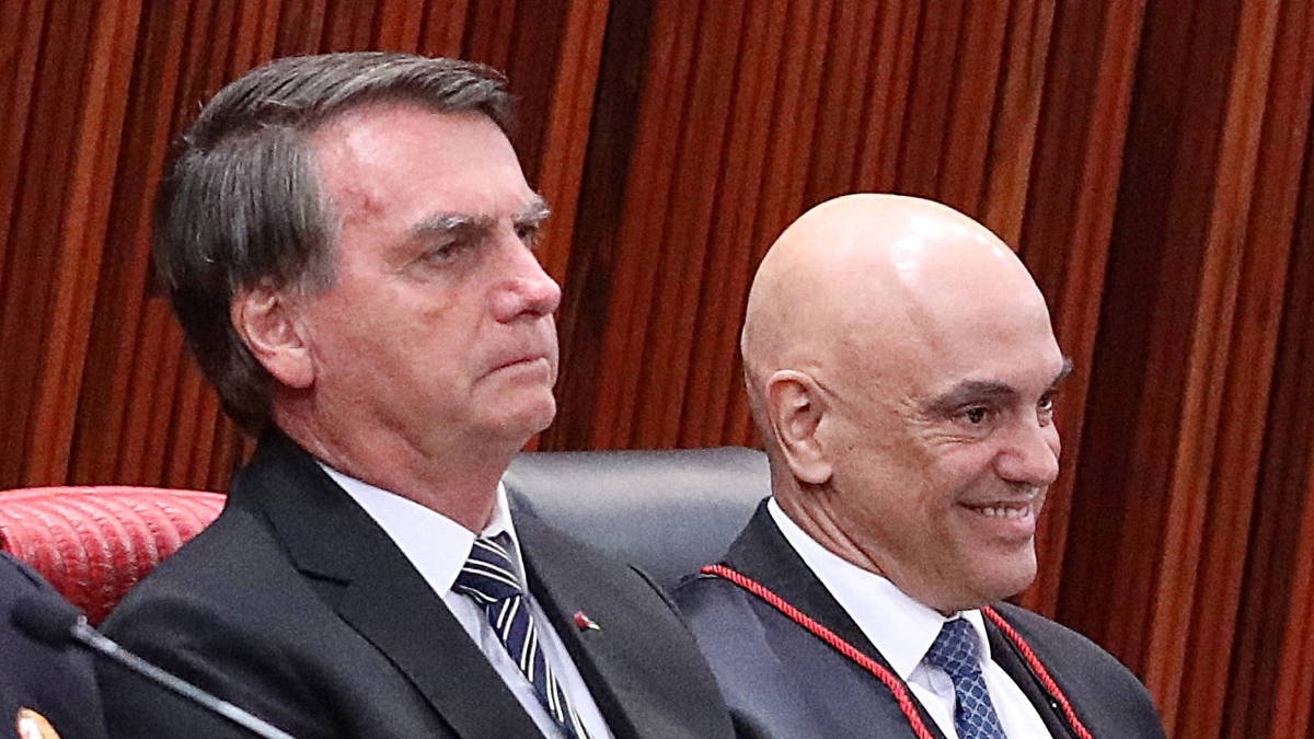 Após Moraes negar ida de Bolsonaro a hospital, defesa fala em tomar medidas legais - Bolsonaro e Alexandre de Moraes