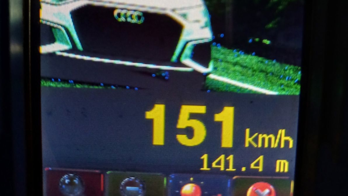 PRF prende motorista que dirigia a 151 km/h e sem placa dianteira, em Morrinhos - Abordagem aconteceu na tarde de quarta-feira (7), após o motorista passar por um radar móvel