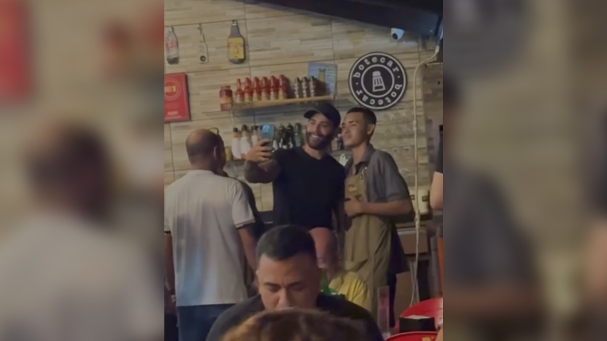 Gusttavo Lima curte folga em bar de Goiânia e tira fotos com frequentadores