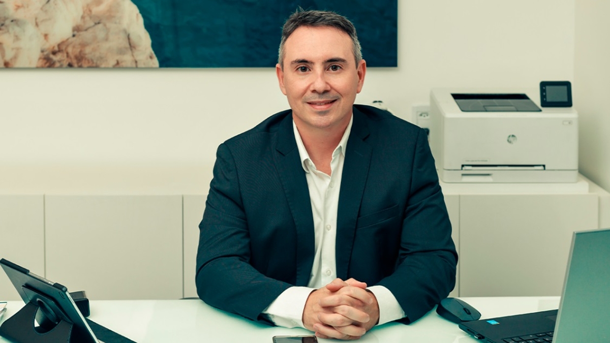 Geração fone de ouvido enfrenta risco crescente de perda auditiva, diz especialista