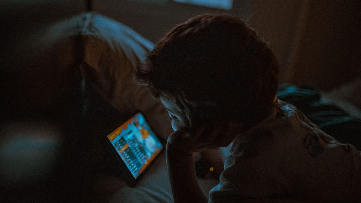 Uso excessivo de telas nas férias escolares pode comprometer hábitos saudáveis